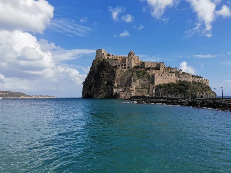 Castello sul mare con vista panoramica, sito storico e attrazione turistica in Italia, ideale per siti web super.